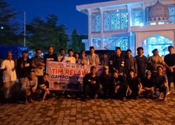 Pemuda Gampong Pineung berfoto bersama sebelum berangkat mengantarkan bantuan kemanusiaan serta melakukan kerja bakti pembersihan rumah ibadah di wilayah terdampak bencana, Kabupaten Pidie Jaya, Sabtu (20/1/2026). FOTO/Ist.