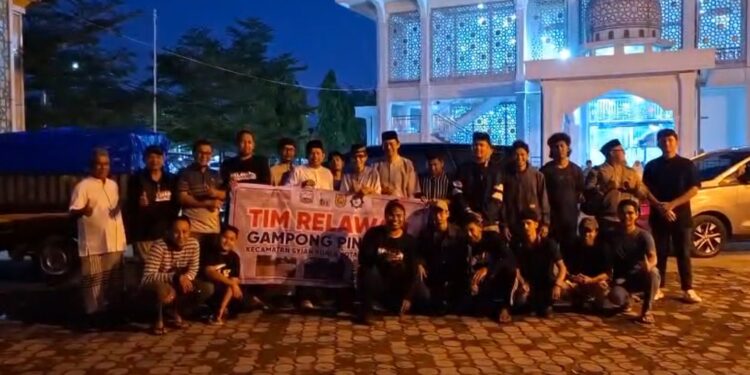 Pemuda Gampong Pineung berfoto bersama sebelum berangkat mengantarkan bantuan kemanusiaan serta melakukan kerja bakti pembersihan rumah ibadah di wilayah terdampak bencana Kabupaten Pidie Jaya Sabtu 2012026 FOTOIst