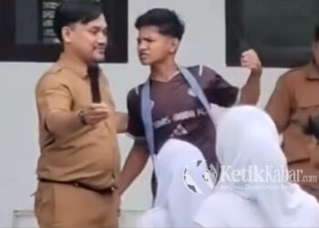 Kekerasan yang melibatkan seorang guru dan sejumlah siswa di SMK Negeri 3 Tanjung Jabung Timur Tanjabtim Jambi Selasa pagi 1312026 FOTO Kolase KETIKKABARcomIst KETIKKABARcom Kekerasan yang melibatkan seorang guru dan sejumlah siswa di SMK Negeri 3 Tanjung Jabung Timur Tanjabtim Jambi Selasa pagi 1312026 FOTO Kolase KETIKKABARcomIst