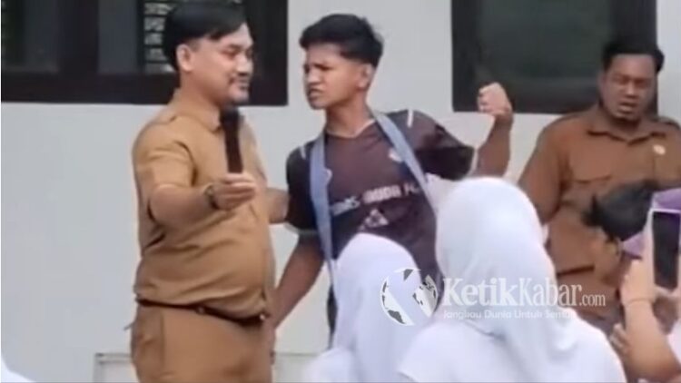 Kekerasan yang melibatkan seorang guru dan sejumlah siswa di SMK Negeri 3 Tanjung Jabung Timur Tanjabtim Jambi Selasa pagi 1312026 FOTO Kolase KETIKKABARcomIst KETIKKABARcom Kekerasan yang melibatkan seorang guru dan sejumlah siswa di SMK Negeri 3 Tanjung Jabung Timur Tanjabtim Jambi Selasa pagi 1312026 FOTO Kolase KETIKKABARcomIst