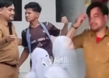 Kekerasan yang melibatkan seorang guru dan sejumlah siswa di SMK Negeri 3 Tanjung Jabung Timur Tanjabtim Jambi Selasa pagi 1312026 FOTO Kolase KETIKKABARcomIst KETIKKABARcom Kekerasan yang melibatkan seorang guru dan sejumlah siswa di SMK Negeri 3 Tanjung Jabung Timur Tanjabtim Jambi Selasa pagi 1312026 FOTO Kolase KETIKKABARcomIst