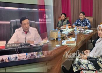 Wakil Bupati Aceh Besar H Syukri A Jalil didampingi Kalaksa BPBD Aceh Besar Kadis PUPR dan Kabag Tapem Setdakab Aceh Besar mengikuti Rapat Koordinasi Rakor Satuan Tugas Satgas Percepatan Rehabilitasi dan Rekonstruksi Pascabencana di Wilayah Sumatera melalui virtual zoom Aceh Besar Kamis 15012026 FOTO Kolase KETIKKABARcomMC ACEH BESAR KETIKKABARcom Wakil Bupati Aceh Besar H Syukri A Jalil didampingi Kalaksa BPBD Aceh Besar Kadis PUPR dan Kabag Tapem Setdakab Aceh Besar mengikuti Rapat Koordinasi Rakor Satuan Tugas Satgas Percepatan Rehabilitasi dan Rekonstruksi Pascabencana di Wilayah Sumatera melalui virtual zoom Aceh Besar Kamis 15012026 FOTO Kolase KETIKKABARcomMC ACEH BESAR