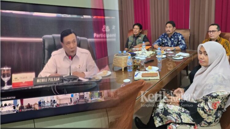 Wakil Bupati Aceh Besar H Syukri A Jalil didampingi Kalaksa BPBD Aceh Besar Kadis PUPR dan Kabag Tapem Setdakab Aceh Besar mengikuti Rapat Koordinasi Rakor Satuan Tugas Satgas Percepatan Rehabilitasi dan Rekonstruksi Pascabencana di Wilayah Sumatera melalui virtual zoom Aceh Besar Kamis 15012026 FOTO Kolase KETIKKABARcomMC ACEH BESAR