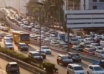 Arus lalu lintas di Jalan Gatot Subroto, Jakarta Selatan, terpantau mengalami kemacetan panjang pada hari pertama masuk kerja usai libur panjang Natal dan Tahun Baru (Nataru) 2026, Senin, 5 Januari 2026.