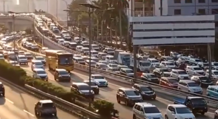 Arus lalu lintas di Jalan Gatot Subroto Jakarta Selatan terpantau mengalami kemacetan panjang pada hari pertama masuk kerja usai libur panjang Natal dan Tahun Baru Nataru 2026 Senin 5 Januari 2026