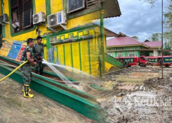 Satgas Penanggulangan Bencana Yonif 115/Macan Leuser mengerahkan enam unit mobil pemadam kebakaran (damkar) untuk melakukan pembersihan Kantor Badan Kesatuan Bangsa dan Politik (Kesbangpol) Kabupaten Aceh Tamiang, pada Jum’at (09/01/2026)./(FOTO: Kolase KETIKKABAR.com/ Humas Kodam IM)
