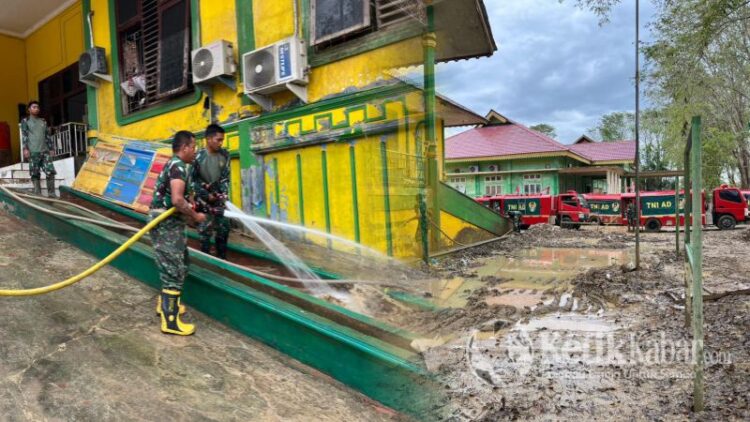 Satgas Penanggulangan Bencana Yonif 115Macan Leuser mengerahkan enam unit mobil pemadam kebakaran damkar untuk melakukan pembersihan Kantor Badan Kesatuan Bangsa dan Politik Kesbangpol Kabupaten Aceh Tamiang pada Jumat 09012026FOTO Kolase KETIKKABARcom Humas Kodam IM