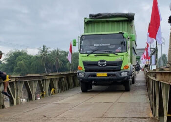 Sebuah truk fuso melintasi Jembatan Bailey Krueng Tingkeum, Kecamatan Kuta Blang, Kabupaten Bireuen/FOTO: Ist