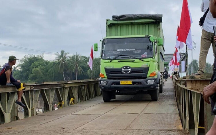 Sebuah truk fuso melintasi Jembatan Bailey Krueng Tingkeum Kecamatan Kuta Blang Kabupaten BireuenFOTO Ist KETIKKABARcom Sebuah truk fuso melintasi Jembatan Bailey Krueng Tingkeum Kecamatan Kuta Blang Kabupaten BireuenFOTO Ist