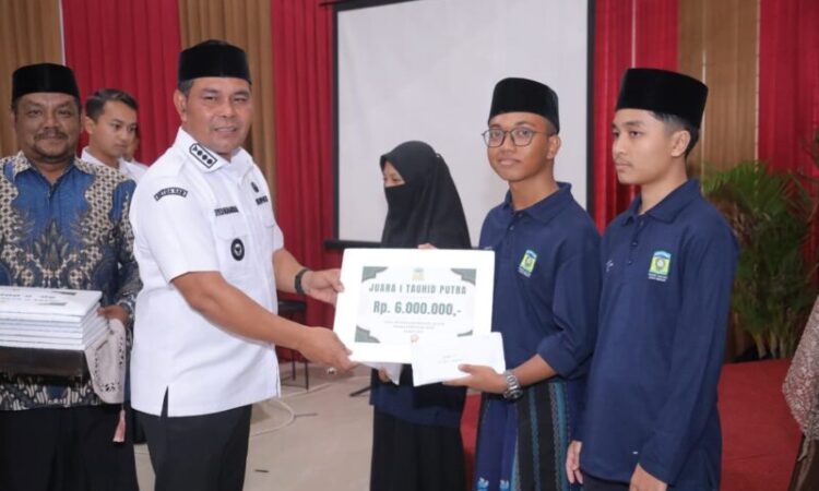 Bupati Aceh Besar H Muharram Idris menyerahkan bonus kepada kafilah MQK Aceh Besar bertempat di Gedung Dekranasda Gampong Gani Ingin Jaya Rabu 31122025 FOTOMC ACEH BESAR