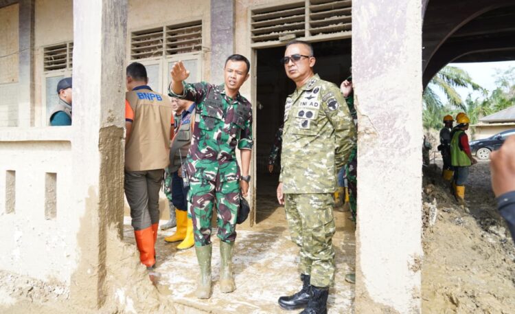 Pangdam IM Mayor Jenderal TNI Joko Hadi Susilo meninjau langsung penanganan pasca bencana banjir bandang di Kabupaten Aceh Tamiang pada Rabu 31 Desember 2025