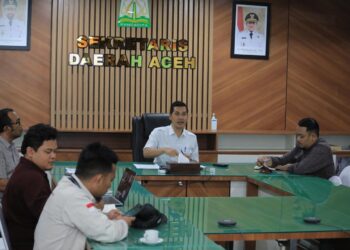 Sekretaris Daerah (Sekda) Aceh, M. Nasir menggelar rapat virtual bersama delegasi IFRC Indonesia dan lembaga kemanusiaan lainnya di Banda Aceh, Rabu, 31 Desember 2025.