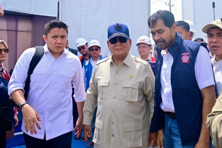 Gubernur Aceh Muzakir Manaf Wakil Gubernur Aceh Fadhlullah SE mendampingi Presiden RI Prabowo Subianto dalam rangka meninjau Hunian Sementara di Kab Aceh Tamiang Kamis 1 Januari 2026 KETIKKABARcom Gubernur Aceh Muzakir Manaf Wakil Gubernur Aceh Fadhlullah SE mendampingi Presiden RI Prabowo Subianto dalam rangka meninjau Hunian Sementara di Kab Aceh Tamiang Kamis 1 Januari 2026