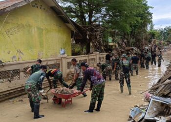 Puluhan prajurit Yonif 115/Macan Leuser diterjunkan untuk membersihkan material sisa banjir yang merendam SD Negeri Kota Lintang, Kecamatan Kota Kuala Simpang, Jumat, 2 Januari 2026