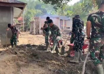 Prajurit Yonif TP 856/Samudra Biru Sakti (SBS) bersama masyarakat dan Babinsa Koramil 05/Linge melaksanakan aksi gotong royong di Desa Pantan Nangka, Kecamatan Linge, Kabupaten Aceh Tengah, Jumat, 3/1/2026