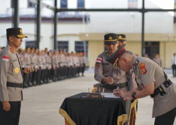 Kapolda Aceh Inspektur Jenderal Marzuki Alibasyah memimpin upacara serah terima jabatan sertijab terhadap empat Pejabat Utama PJU Polda Aceh dan tiga Kapolres jajaran di Meuligoe Polda Aceh pada Senin 5 Januari 2026 KETIKKABARcom Kapolda Aceh Inspektur Jenderal Marzuki Alibasyah memimpin upacara serah terima jabatan sertijab terhadap empat Pejabat Utama PJU Polda Aceh dan tiga Kapolres jajaran di Meuligoe Polda Aceh pada Senin 5 Januari 2026