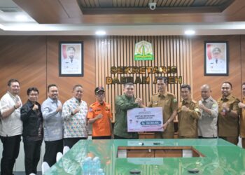 Sekretaris Daerah Aceh M. Nasir menerima kunjungan solidaritas Pemerintah Kota Makassar yang menyerahkan bantuan kemanusiaan senilai Rp500 juta untuk penanganan bencana banjir di Aceh. Bantuan tersebut diserahkan langsung oleh Wali Kota Makassar Munafri Arifuddin secara simbolis di Kantor Gubernur Aceh, Banda Aceh, Senin, 5/1/2026.