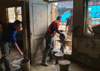 Prajurit Kodam Iskandar Muda dari Satuan Yonif 115/Macan Leuser membersihkan sejumlah sekolah yang terdampak banjir bandang dan tanah longsor di Kabupaten Aceh Tamiang, Senin, 5/1/2026
