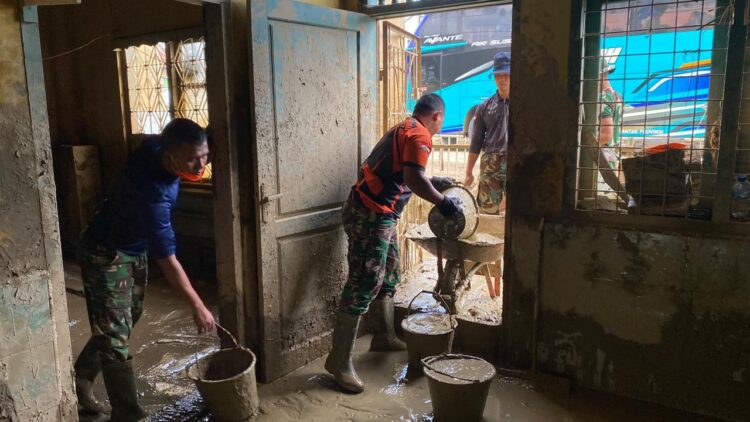 Prajurit Kodam Iskandar Muda dari Satuan Yonif 115Macan Leuser membersihkan sejumlah sekolah yang terdampak banjir bandang dan tanah longsor di Kabupaten Aceh Tamiang Senin 512026 KETIKKABARcom Prajurit Kodam Iskandar Muda dari Satuan Yonif 115Macan Leuser membersihkan sejumlah sekolah yang terdampak banjir bandang dan tanah longsor di Kabupaten Aceh Tamiang Senin 512026