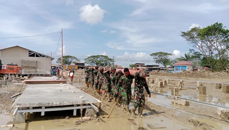 Personel dari Batalyon Infanteri Yonif 117KY jajaran Kodam Iskandar Muda mengangkat tiang listrik untuk membantu pemasangan instalasi listrik bagi warga di Kecamatan Karang Baru Kabupaten Aceh Tamiang Rabu 7 Januari 2026 KETIKKABARcom Personel dari Batalyon Infanteri Yonif 117KY jajaran Kodam Iskandar Muda mengangkat tiang listrik untuk membantu pemasangan instalasi listrik bagi warga di Kecamatan Karang Baru Kabupaten Aceh Tamiang Rabu 7 Januari 2026