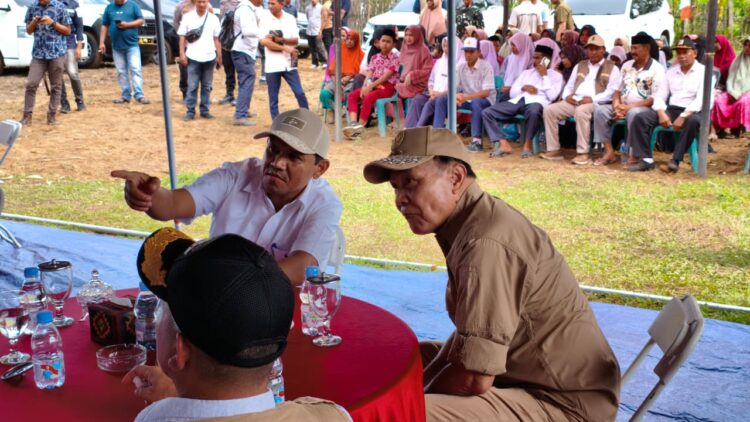 Wakil Gubernur Aceh Fadhlullah SE mendampingi Menteri Koordinator Bidang Politik dan Keamanan Menko Polkam Jenderal TNI Purn Djamari Chaniago dalam Acara Penyerahan Secara Simbolis Hunian Tetap Kemenko Polkam di Gampong Kuala Cangkoy Kec Lapang Aceh Utara Rabu 712026 KETIKKABARcom Wakil Gubernur Aceh Fadhlullah SE mendampingi Menteri Koordinator Bidang Politik dan Keamanan Menko Polkam Jenderal TNI Purn Djamari Chaniago dalam Acara Penyerahan Secara Simbolis Hunian Tetap Kemenko Polkam di Gampong Kuala Cangkoy Kec Lapang Aceh Utara Rabu 712026