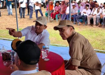 Wakil Gubernur Aceh Fadhlullah SE mendampingi Menteri Koordinator Bidang Politik dan Keamanan Menko Polkam Jenderal TNI Purn Djamari Chaniago dalam Acara Penyerahan Secara Simbolis Hunian Tetap Kemenko Polkam di Gampong Kuala Cangkoy Kec Lapang Aceh Utara Rabu 712026