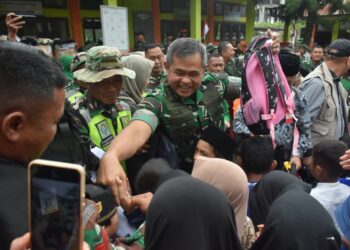 Kepala Staf Angkatan Darat (Kasad) Jenderal TNI Maruli Simanjuntak memberikan bantuan perlengkapan sekolah kepada murid Madrasah Ibtidaiyah Negeri (MIN) 8 Timang Gajah, Kabupaten Bener Meriah, Aceh, pada Kamis, 8/1/2026.