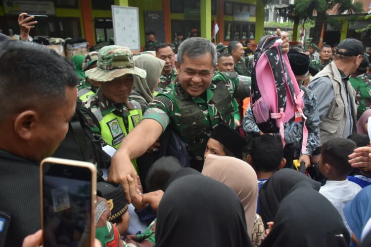 Kepala Staf Angkatan Darat Kasad Jenderal TNI Maruli Simanjuntak memberikan bantuan perlengkapan sekolah kepada murid Madrasah Ibtidaiyah Negeri MIN 8 Timang Gajah Kabupaten Bener Meriah Aceh pada Kamis 812026 KETIKKABARcom Kepala Staf Angkatan Darat Kasad Jenderal TNI Maruli Simanjuntak memberikan bantuan perlengkapan sekolah kepada murid Madrasah Ibtidaiyah Negeri MIN 8 Timang Gajah Kabupaten Bener Meriah Aceh pada Kamis 812026