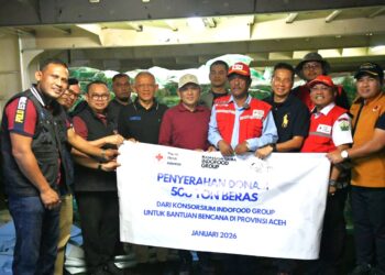 Wakil Gubernur Aceh, Fadhlullah, SE didampingi, Staf Ahli Gubernur Aceh, Almuniza Kamal, Plt. Kepala BPBA,Fadmi Ridwan menerima bantuan kemanusiaan dari PMI dan Dewan Masjid Indonesia (DMI) yang diserahkan oleh Ketua Bidang Organisasi PMI Pusat, Sudirman Said di Terminal Pelabuhan Krueng Geukueh, Jumat, 09/01/2026.