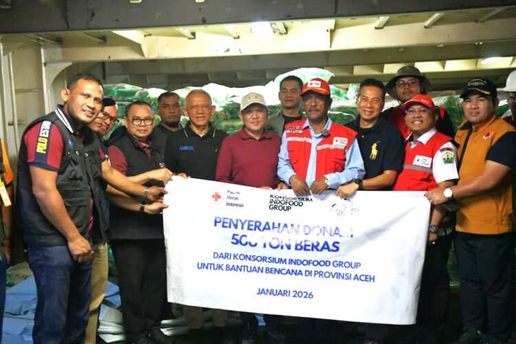 Wakil Gubernur Aceh Fadhlullah SE didampingi Staf Ahli Gubernur Aceh Almuniza Kamal Plt Kepala BPBAFadmi Ridwan menerima bantuan kemanusiaan dari PMI dan Dewan Masjid Indonesia DMI yang diserahkan oleh Ketua Bidang Organisasi PMI Pusat Sudirman Said di Terminal Pelabuhan Krueng Geukueh Jumat 09012026