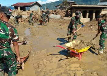 Satgas Penanggulangan Bencana Alam dari Kodim 0106/Aceh Tengah bersama personel YTP 856/SBS melakukan aksi pembersihan fasilitas kesehatan di Desa Toweren Uken, Kecamatan Lut Tawar, Kabupaten Aceh Tengah, Sabtu, 10/1/2026.