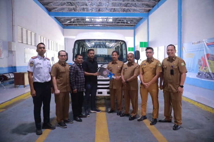 Foto bersama saat prosesi penyerahan bantuan bus sekolah dari anggota DPR RI melalui anggota DPRA untuk Pemkab Aceh Besar di Gedung UPTD KIR Dinas Perhubungan Aceh Besar Sibreh Kecamatan Sukamakmur Kabupaten Aceh Besar Senin 1212026 FOTO PROKOPIM PEMKAB ACEH BESAR KETIKKABARcom Foto bersama saat prosesi penyerahan bantuan bus sekolah dari anggota DPR RI melalui anggota DPRA untuk Pemkab Aceh Besar di Gedung UPTD KIR Dinas Perhubungan Aceh Besar Sibreh Kecamatan Sukamakmur Kabupaten Aceh Besar Senin 1212026 FOTO PROKOPIM PEMKAB ACEH BESAR