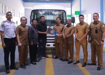 Foto bersama saat prosesi penyerahan bantuan bus sekolah dari anggota DPR RI melalui anggota DPRA untuk Pemkab Aceh Besar di Gedung UPTD KIR Dinas Perhubungan Aceh Besar Sibreh Kecamatan Sukamakmur Kabupaten Aceh Besar Senin 1212026 FOTO PROKOPIM PEMKAB ACEH BESAR KETIKKABARcom Foto bersama saat prosesi penyerahan bantuan bus sekolah dari anggota DPR RI melalui anggota DPRA untuk Pemkab Aceh Besar di Gedung UPTD KIR Dinas Perhubungan Aceh Besar Sibreh Kecamatan Sukamakmur Kabupaten Aceh Besar Senin 1212026 FOTO PROKOPIM PEMKAB ACEH BESAR