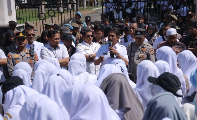 Wakil Bupati Aceh Besar Drs Syukri A Jalil menerima aspirasi tenaga kesehatan di Kantor Bupati Aceh Besar Kota Jantho Rabu 14012026 FOTOMC ACEH BESAR KETIKKABARcom Wakil Bupati Aceh Besar Drs Syukri A Jalil menerima aspirasi tenaga kesehatan di Kantor Bupati Aceh Besar Kota Jantho Rabu 14012026 FOTOMC ACEH BESAR