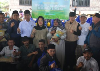 Wakil Gubernur Aceh, Fadhlullah, SE mendampingi serta menerima bantuan Kementerian Peduli Bencana yang diserahkan kan oleh Menteri Pertanian RI. Amran Sulaiman, Ketua Komisi IV DPR RI, Titiek Soeharto dan beberapa Anggota DPR RI di desa Pinto Makmur, Aceh Utara, Kamis, 15/01/2026