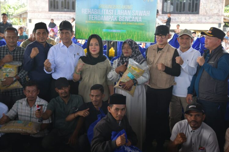 Wakil Gubernur Aceh Fadhlullah SE mendampingi serta menerima bantuan Kementerian Peduli Bencana yang diserahkan kan oleh Menteri Pertanian RI Amran Sulaiman Ketua Komisi IV DPR RI Titiek Soeharto dan beberapa Anggota DPR RI di desa Pinto Makmur Aceh Utara Kamis 15012026 KETIKKABARcom Wakil Gubernur Aceh Fadhlullah SE mendampingi serta menerima bantuan Kementerian Peduli Bencana yang diserahkan kan oleh Menteri Pertanian RI Amran Sulaiman Ketua Komisi IV DPR RI Titiek Soeharto dan beberapa Anggota DPR RI di desa Pinto Makmur Aceh Utara Kamis 15012026