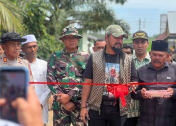 Bupati Aceh Timur Iskandar Usman Al-Farlaky meresmikan Jembatan bailey di Gampong Baroh Bugeng, Kecamatan Nurussalam, Aceh Timur, Kamis (15/1/2026).