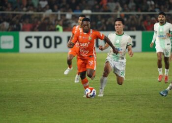 Pemain PSMS Medan Dani Saputra (kanan) mencoba merebut bola di kaki David Lali (kiri) dalam lanjutan Liga 2 Championship 2025/2026 yang berlangsung di Stadion H Dimurthala, Minggu (18/1/2026) malam WIB/FOTO: Ist