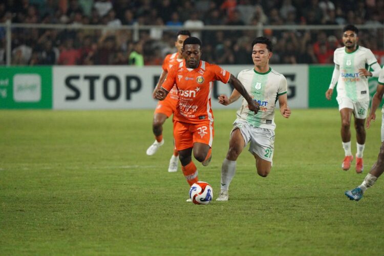 Pemain PSMS Medan Dani Saputra kanan mencoba merebut bola di kaki David Lali kiri dalam lanjutan Liga 2 Championship 20252026 yang berlangsung di Stadion H Dimurthala Minggu 1812026 malam WIBFOTO Ist KETIKKABARcom Pemain PSMS Medan Dani Saputra kanan mencoba merebut bola di kaki David Lali kiri dalam lanjutan Liga 2 Championship 20252026 yang berlangsung di Stadion H Dimurthala Minggu 1812026 malam WIBFOTO Ist