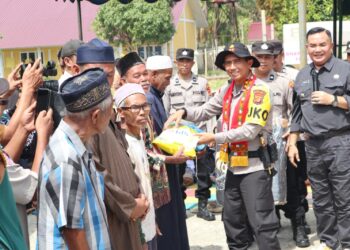 Kapolda Aceh Irjen Pol. Marzuki Ali Basyah menyerahkan bantuan kemanusiaan berupa 300 unit kasur tidur, sembako, dan Dana Tunggu Hunian (DTH) bagi korban banjir bandang di Kecamatan Ketambe, Aceh Tenggara, Selasa (20/1/2026).