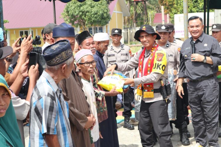 Kapolda Aceh Irjen Pol Marzuki Ali Basyah menyerahkan bantuan kemanusiaan berupa 300 unit kasur tidur sembako dan Dana Tunggu Hunian DTH bagi korban banjir bandang di Kecamatan Ketambe Aceh Tenggara Selasa 2012026 KETIKKABARcom Kapolda Aceh Irjen Pol Marzuki Ali Basyah menyerahkan bantuan kemanusiaan berupa 300 unit kasur tidur sembako dan Dana Tunggu Hunian DTH bagi korban banjir bandang di Kecamatan Ketambe Aceh Tenggara Selasa 2012026