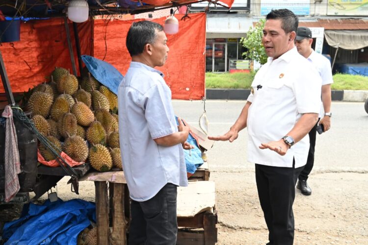 Bupati Aceh Besar H Muharram Idris berdialog dengan pedagang buah durian saat tinjau para pedagang di pinggir jalan nasional depan MPP Lambaro Kecamatan Ingin Jaya Aceh Besar Rabu 21012026 FOTOMC ACEH BESAR KETIKKABARcom Bupati Aceh Besar H Muharram Idris berdialog dengan pedagang buah durian saat tinjau para pedagang di pinggir jalan nasional depan MPP Lambaro Kecamatan Ingin Jaya Aceh Besar Rabu 21012026 FOTOMC ACEH BESAR