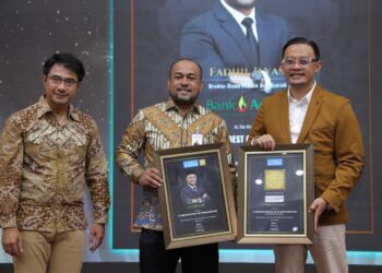 Direktur Utama Bank Aceh Fadhil Ilyas menerima penghargaan bergengsi Top Sharia Regional Bank dalam ajang 6th Anniversary Indonesia 20 Syariah Awards 2026 dalam perhelatan Marketing Halal Summit 2026 yang berlangsung di Gedung Kementerian Pendidikan Dasar Menengah RI Jakarta Kamis 2212026 KETIKKABARcom Direktur Utama Bank Aceh Fadhil Ilyas menerima penghargaan bergengsi Top Sharia Regional Bank dalam ajang 6th Anniversary Indonesia 20 Syariah Awards 2026 dalam perhelatan Marketing Halal Summit 2026 yang berlangsung di Gedung Kementerian Pendidikan Dasar Menengah RI Jakarta Kamis 2212026