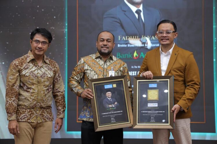 Direktur Utama Bank Aceh Fadhil Ilyas menerima penghargaan bergengsi Top Sharia Regional Bank dalam ajang 6th Anniversary Indonesia 20 Syariah Awards 2026 dalam perhelatan Marketing Halal Summit 2026 yang berlangsung di Gedung Kementerian Pendidikan Dasar Menengah RI Jakarta Kamis 2212026 KETIKKABARcom Direktur Utama Bank Aceh Fadhil Ilyas menerima penghargaan bergengsi Top Sharia Regional Bank dalam ajang 6th Anniversary Indonesia 20 Syariah Awards 2026 dalam perhelatan Marketing Halal Summit 2026 yang berlangsung di Gedung Kementerian Pendidikan Dasar Menengah RI Jakarta Kamis 2212026