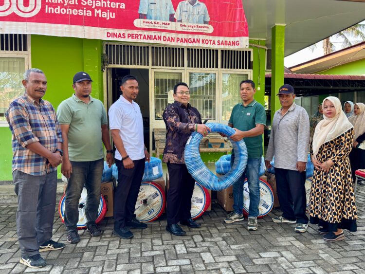 Wali Kota Sabang Zulkifli H Adam menyerahkan Bantuan tersebut kepada Petani di Kantor Dinas Pertanian dan Pangan Kota Sabang pada Jumat 231FOTO Humas