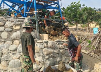 Prajurit Kodam Iskandar Muda bersama masyarakat dan Tim Vertical Rescue Indonesia tengah mengebut pembangunan Jembatan Gantung Perintis yang menghubungkan dua desa di Kabupaten Aceh Tamiang. Jumat (23/1/2026)/FOTO: HUMAS KODAM IM