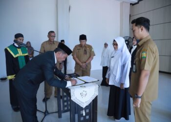 Wakil Bupati Aceh Besar Drs Syukri melantik empat Kepala Puskesmas dan satu orang pejabat Administrator di lingkungan Pemerintah Kabupaten Aceh Besar di Aula Kantor Bupati Aceh Besar, Selasa (27/1/2026). FOTO/ PROKOPIM PEMKAB ACEH BESAR