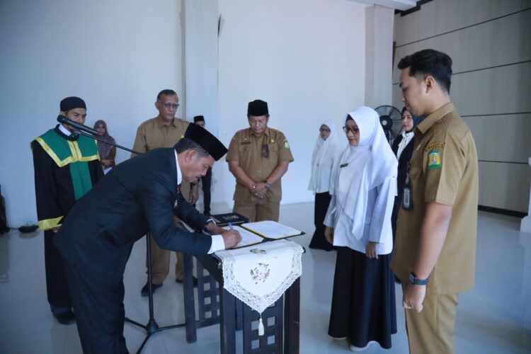 Wakil Bupati Aceh Besar Drs Syukri melantik empat Kepala Puskesmas dan satu orang pejabat Administrator di lingkungan Pemerintah Kabupaten Aceh Besar di Aula Kantor Bupati Aceh Besar Selasa 2712026 FOTO PROKOPIM PEMKAB ACEH BESAR KETIKKABARcom Wakil Bupati Aceh Besar Drs Syukri melantik empat Kepala Puskesmas dan satu orang pejabat Administrator di lingkungan Pemerintah Kabupaten Aceh Besar di Aula Kantor Bupati Aceh Besar Selasa 2712026 FOTO PROKOPIM PEMKAB ACEH BESAR