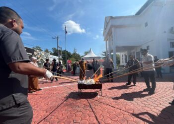 Kejaksaan Negeri (Kejari) Aceh Besar melaksanakan pemusnahan barang bukti dari berbagai perkara tindak pidana umum yang telah mempunyai kekuatan hukum tetap (inkracht), yang berlangsung di halaman Kantor Kejari Aceh Besar, Jantho, pada Selasa (27/1/2026).