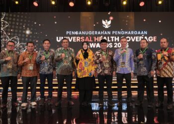 Wali Kota Sabang, Zulkifli H. Adam (kedua dari kanan) foto bersama usai menerima Penghargaan Universal Health Coverage (UHC) Award 2026 kategori utama dari BPJS Kesehatan, yang digelar di Ballroom JIEXPO Kemayoran, Jakarta Pusat, Selasa (27/1/2026)./FOTO: HUMAS